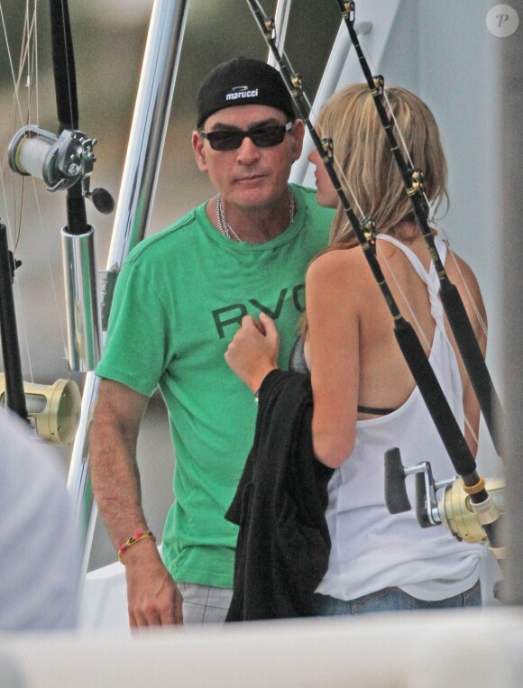 Charlie Sheen et sa nouvelle petite amie, Brett Rossi, une star du X en vacances à Cabo San Lucas au Mexique, le 29 novembre 2013.