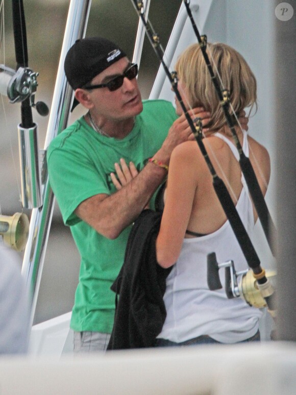 Charlie Sheen et sa nouvelle petite amie, Brett Rossi en vacances à Cabo San Lucas au Mexique, le 29 novembre 2013.