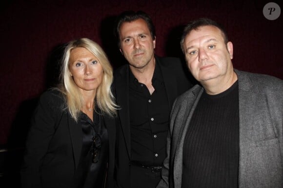 Marie Sara (fille d'Antoine Bourseiller), son mari Christophe Lambert et Christophe Bourseiller (fils de Antoine Bourseiller) lors de l'hommage à Antoine Bourseiller au studio des Champs-Élysées à Paris. Le 3 juin 2013.
