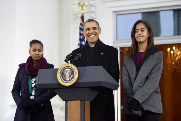 Barack Obama, accompagné de ses filles Sasha et Malia, gracie une dinde à la Maison Blanche, le 27 novembre 2013.