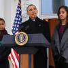 Le président Barack Obama, accompagné de ses filles Sasha et Malia, gracie une dinde à la Maison Blanche, le 27 novembre 2013.