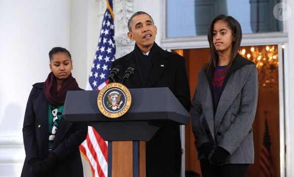 Le président Barack Obama, accompagné de ses filles Sasha et Malia, gracie une dinde à la Maison Blanche, le 27 novembre 2013.
