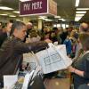 Barack Obama fait des courses à la librairie Politics & Prose, à Washington, le 30 novembre 2013.