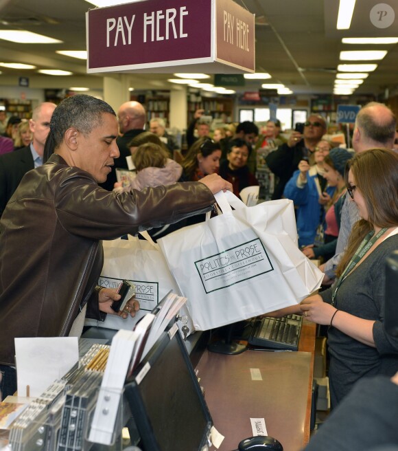 Barack Obama fait des courses à la librairie Politics & Prose, à Washington, le 30 novembre 2013.