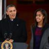 Le président Barack Obama, avec sa fille Malia, gracie une dinde à la Maison Blanche, le 27 novembre 2013.
