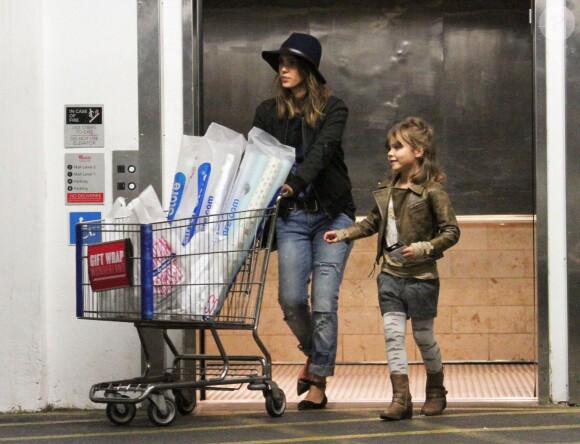 Jessica Alba emène sa fille Honor faire du shopping pour Noel à Los Angeles, le 1er decembre 2013.