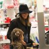 Jessica Alba emène sa fille Honor faire du shopping pour Noel à Los Angeles, le 1er decembre 2013.