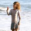 Jessica Alba et son mari Cash Warren passent la journée sur la plage avec leurs filles Honor et Haven à Malibu, le 1er decembre 2013.