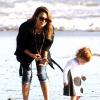 Jessica Alba et son mari Cash Warren passent la journée sur la plage avec leurs filles Honor et Haven à Malibu, le 1er decembre 2013.