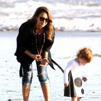 Jessica Alba : Détente à la plage, en amoureuse et tendre mère