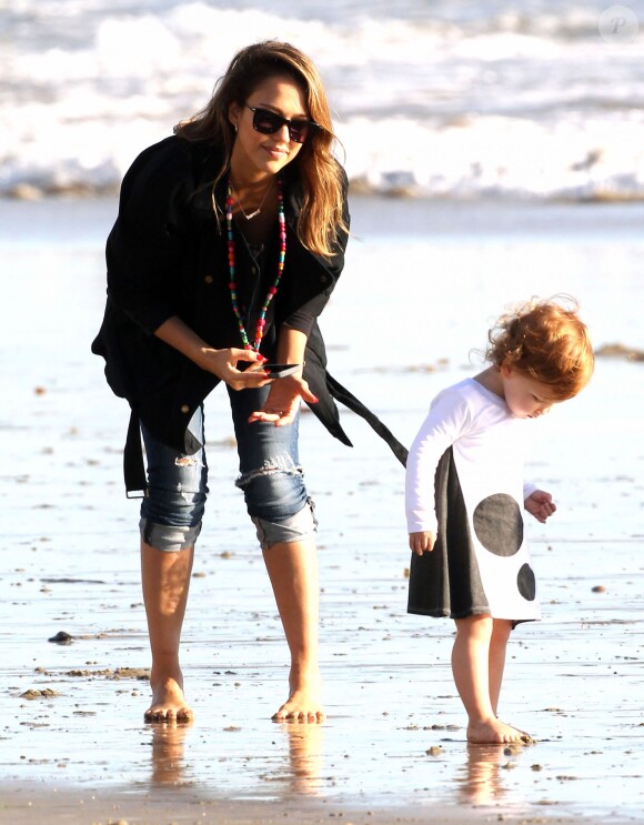 Jessica Alba et son mari Cash Warren passent la journée sur la plage avec leurs filles Honor et Haven à Malibu, le 1er decembre 2013.