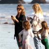 Jessica Alba et son mari Cash Warren passent la journée sur la plage avec leurs filles Honor et Haven à Malibu, le 1er decembre 2013. Une belle journée en famille !
