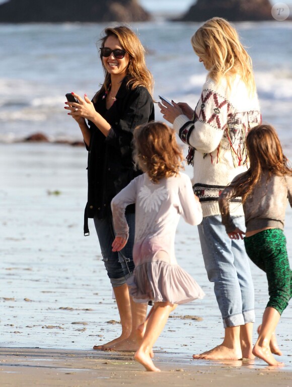 Jessica Alba et son mari Cash Warren passent la journée sur la plage avec leurs filles Honor et Haven à Malibu, le 1er decembre 2013. Une belle journée en famille !