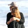 Jessica Alba et son mari Cash Warren en pause tendresse lors d'une journée sur la plage avec leurs filles Honor et Haven à Malibu, le 1er decembre 2013.