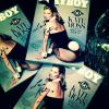 Kate Moss a signé des exemplaires du numéro anniversaire de Playboy, dont elle fait la couverture.