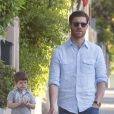 Le footballeur Xabi Alonso se promène avec son fils Jontxu (5 ans) à Madrid, le 12 mai 2013.