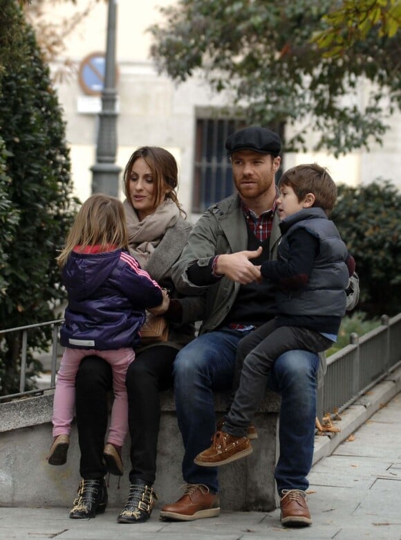 Xabi Alonso fêtait ses 31 ans avec sa femme Nagore et ses enfants Jontxu et Ane le 25 novembre 2012 dans les rues de Madrid