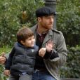 Xabi Alonso fêtait ses 31 ans avec son fils Jontxu le 25 novembre 2012 dans les rues de Madrid