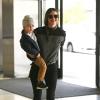 Miranda Kerr et son fils Flynn à l'aéroport de Los Angeles, le 20 novembre 2013.