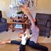 Gisele Bündchen fait une séance de yoga avec sa fille Vivian, novembre 2013.