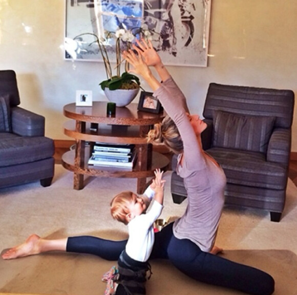 Gisele Bündchen fait une séance de yoga avec sa fille Vivian, novembre 2013.