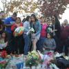 Des fans sont venus rendre hommage à Paul Walker sur le lieu de l'accident qui lui a couté la vie le 30 novembre 2013 à l'age de 40 ans, le 1er decembre 2013 à Valencia, en Californie