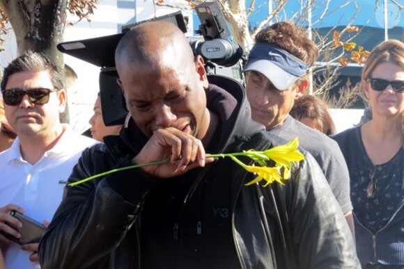 Le comédien Tyrese Gibson ne peut retenir ses larmes en arrivant sur les lieux de l'accident de la voiture de Paul Walker, à Santa Clarita en Californie, le 1er décembre 2013
