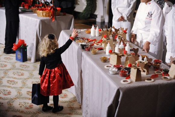 La craquante Ashtyn Gardner, 2 ans, assiste à la présentation des décorations de Noël de la Maison Blanche. Washington, le 4 décembre 2013.