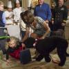 Michelle Obama relève et rassure l'adorable Ashtyn Gardner (2 ans), chahutée par son chien Sunny lors de la présentation des décorations de Noël de la Maison Blanche. Washington, le 4 décembre 2013.