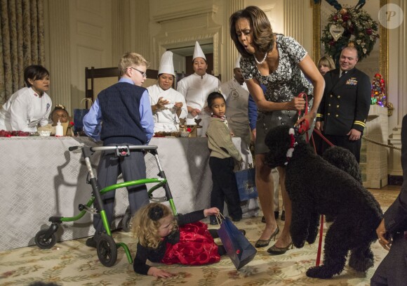 Ashtyn Gardner, à terre après s'être fait chahuter par Sunny, le chien de la famille Obama. Washington, le 4 décembre 2013.
