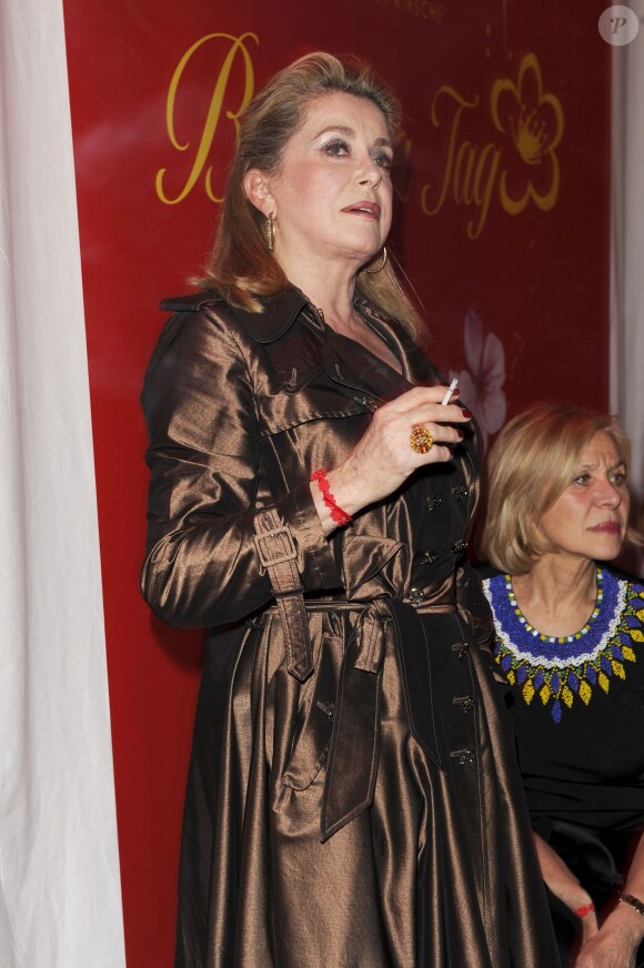 Catherine Deneuve lors de la soirée de gala pour le "Barbara Day" organisée par Mon Chéri (Ferrero Allemagne) à Munich, le 4 décembre 2013