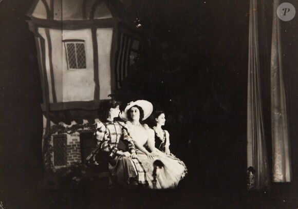 Les jeunes princesses Elizabeth et Margaret lors d'une représentation de Old Mother Red Riding Boots en 1944. De 1941 à 1944, les princesses Elizabeth (future reine Elizabeth II) et Margaret donnaient en soutien de l'effort de guerre des pantomimes royales au château de Windsor avec leur ami de la Royal School de Windsor Cyril Woods et sous la direction du principal Hubert Tannar.