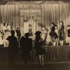Les princesses Elizabeth et Margaret dans Aladdin, à Noël 1943. De 1941 à 1944, les princesses Elizabeth (future reine Elizabeth II) et Margaret donnaient en soutien de l'effort de guerre des pantomimes royales au château de Windsor avec leur ami de la Royal School de Windsor Cyril Woods et sous la direction du principal Hubert Tannar.