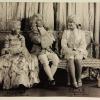 Les princesses Margaret et Elizabeth dans leur production de Cendrillon pour le Noël 1941. De 1941 à 1944, les princesses Elizabeth (future reine Elizabeth II) et Margaret donnaient en soutien de l'effort de guerre des pantomimes royales au château de Windsor avec leur ami de la Royal School de Windsor Cyril Woods et sous la direction du principal Hubert Tannar.