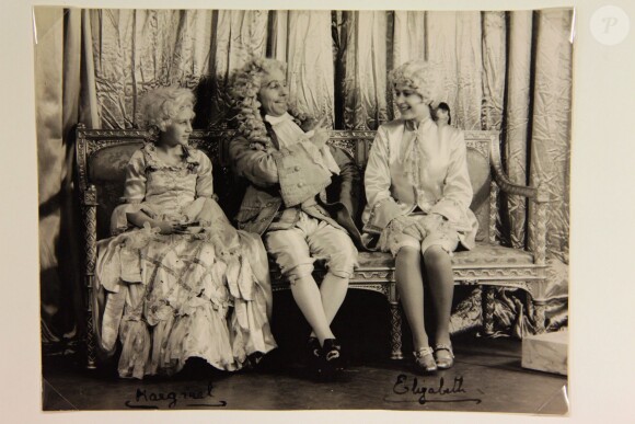 Les princesses Margaret et Elizabeth dans leur production de Cendrillon pour le Noël 1941. De 1941 à 1944, les princesses Elizabeth (future reine Elizabeth II) et Margaret donnaient en soutien de l'effort de guerre des pantomimes royales au château de Windsor avec leur ami de la Royal School de Windsor Cyril Woods et sous la direction du principal Hubert Tannar.