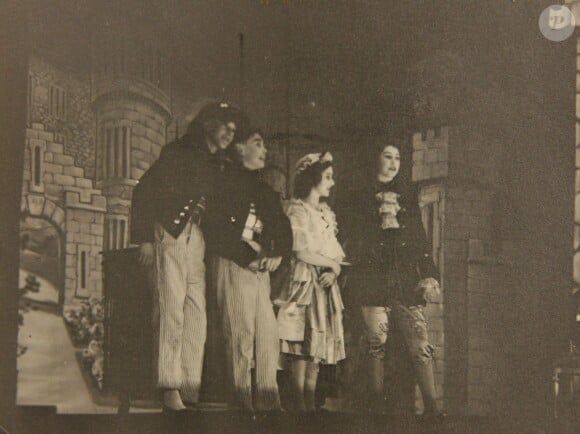 Les princesses Margaret et Elizabeth sur scène dans Cendrillon en 1941. De 1941 à 1944, les princesses Elizabeth (future reine Elizabeth II) et Margaret donnaient en soutien de l'effort de guerre des pantomimes royales au château de Windsor avec leur ami de la Royal School de Windsor Cyril Woods et sous la direction du principal Hubert Tannar.