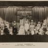 Les jeunes princesses Margaret et Elizabeth dans Cendrillon, en 1941. De 1941 à 1944, les princesses Elizabeth (future reine Elizabeth II) et Margaret donnaient en soutien de l'effort de guerre des pantomimes royales au château de Windsor avec leur ami de la Royal School de Windsor Cyril Woods et sous la direction du principal Hubert Tannar.