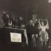 La représentation de Cendrillon avec les princesses Margaret et Elizabeth, en 1941. De 1941 à 1944, les princesses Elizabeth (future reine Elizabeth II) et Margaret donnaient en soutien de l'effort de guerre des pantomimes royales au château de Windsor avec leur ami de la Royal School de Windsor Cyril Woods et sous la direction du principal Hubert Tannar.