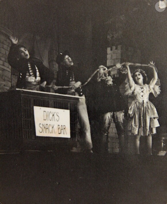 La représentation de Cendrillon avec les princesses Margaret et Elizabeth, en 1941. De 1941 à 1944, les princesses Elizabeth (future reine Elizabeth II) et Margaret donnaient en soutien de l'effort de guerre des pantomimes royales au château de Windsor avec leur ami de la Royal School de Windsor Cyril Woods et sous la direction du principal Hubert Tannar.