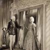 La princesse Margaret jouant dans Old Mother Red Riding Boots, en 1944. De 1941 à 1944, les princesses Elizabeth (future reine Elizabeth II) et Margaret donnaient en soutien de l'effort de guerre des pantomimes royales au château de Windsor avec leur ami de la Royal School de Windsor Cyril Woods et sous la direction du principal Hubert Tannar.