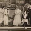 Les princesses Elizabeth et Margaret jouant dans Old Mother Red Riding Boots, en 1944. De 1941 à 1944, les princesses Elizabeth (future reine Elizabeth II) et Margaret donnaient en soutien de l'effort de guerre des pantomimes royales au château de Windsor avec leur ami de la Royal School de Windsor Cyril Woods et sous la direction du principal Hubert Tannar.