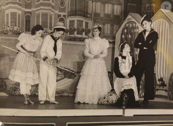 Les princesses Elizabeth et Margaret jouant dans Old Mother Red Riding Boots, en 1944. De 1941 à 1944, les princesses Elizabeth (future reine Elizabeth II) et Margaret donnaient en soutien de l'effort de guerre des pantomimes royales au château de Windsor avec leur ami de la Royal School de Windsor Cyril Woods et sous la direction du principal Hubert Tannar.