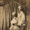 Les princesses Margaret et Elizabeth, adolescentes, jouant ensemble dans Aladdin en 1943. De 1941 à 1944, les princesses Elizabeth (future reine Elizabeth II) et Margaret donnaient en soutien de l'effort de guerre des pantomimes royales au château de Windsor avec leur ami de la Royal School de Windsor Cyril Woods et sous la direction du principal Hubert Tannar.