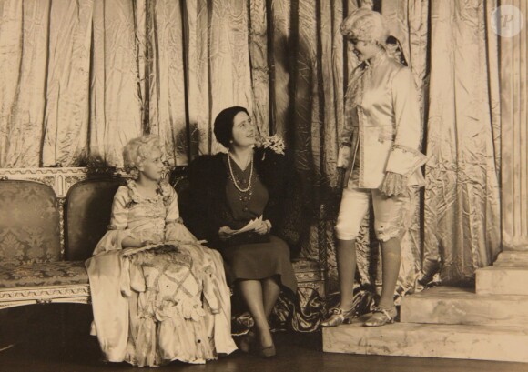 La reine mère avec les princesses Margaret et Elizabeth sur la scène de leur Aladdin au Noël 1943. De 1941 à 1944, les princesses Elizabeth (future reine Elizabeth II) et Margaret donnaient en soutien de l'effort de guerre des pantomimes royales au château de Windsor avec leur ami de la Royal School de Windsor Cyril Woods et sous la direction du principal Hubert Tannar.