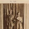 Les princesses Elizabeth et Margaret dans la presse pour leur Aladdin à Noël 1943. De 1941 à 1944, les princesses Elizabeth (future reine Elizabeth II) et Margaret donnaient en soutien de l'effort de guerre des pantomimes royales au château de Windsor avec leur ami de la Royal School de Windsor Cyril Woods et sous la direction du principal Hubert Tannar.