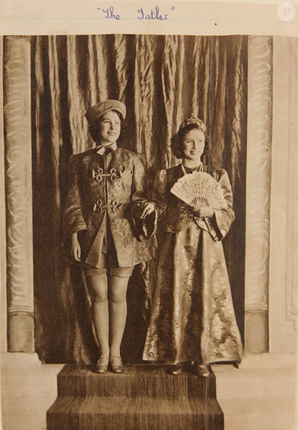 Les princesses Elizabeth et Margaret dans la presse pour leur Aladdin à Noël 1943. De 1941 à 1944, les princesses Elizabeth (future reine Elizabeth II) et Margaret donnaient en soutien de l'effort de guerre des pantomimes royales au château de Windsor avec leur ami de la Royal School de Windsor Cyril Woods et sous la direction du principal Hubert Tannar.