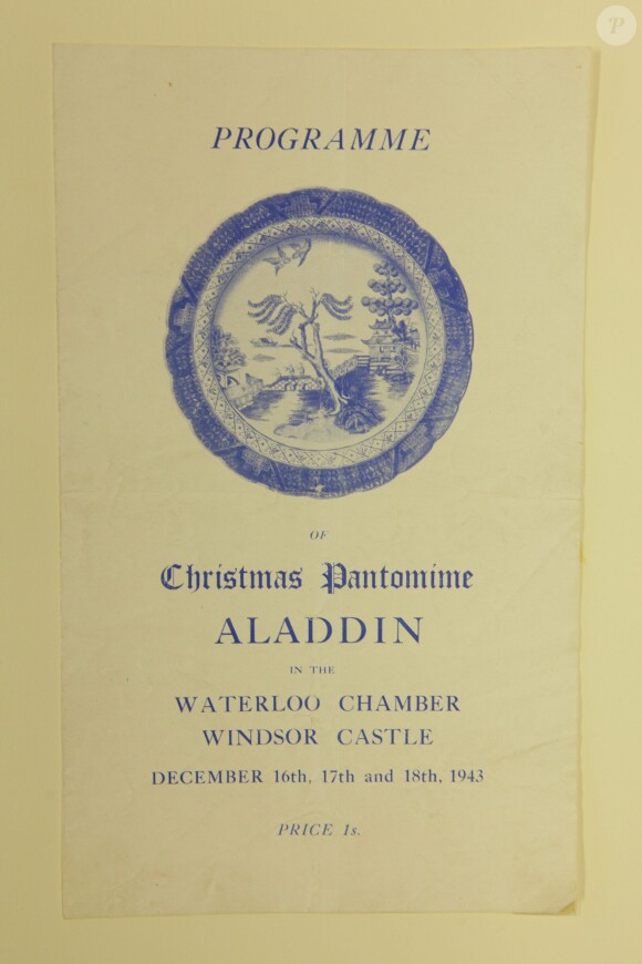 Programme d'Aladdin, 1943. De 1941 à 1944, les princesses Elizabeth (future reine Elizabeth II) et Margaret donnaient en soutien de l'effort de guerre des pantomimes royales au château de Windsor avec leur ami de la Royal School de Windsor Cyril Woods et sous la direction du principal Hubert Tannar.