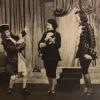 La princesse Elizabeth en Aladdin en 1943. De 1941 à 1944, les princesses Elizabeth (future reine Elizabeth II) et Margaret donnaient en soutien de l'effort de guerre des pantomimes royales au château de Windsor avec leur ami de la Royal School de Windsor Cyril Woods et sous la direction du principal Hubert Tannar.