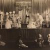 Photo de la pièce Aladdin avec les princesses Margaret et Elizabeth en 1943. De 1941 à 1944, les princesses Elizabeth (future reine Elizabeth II) et Margaret donnaient en soutien de l'effort de guerre des pantomimes royales au château de Windsor avec leur ami de la Royal School de Windsor Cyril Woods et sous la direction du principal Hubert Tannar.