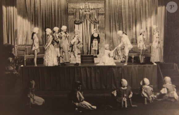 Photo de la pièce Aladdin avec les princesses Margaret et Elizabeth en 1943. De 1941 à 1944, les princesses Elizabeth (future reine Elizabeth II) et Margaret donnaient en soutien de l'effort de guerre des pantomimes royales au château de Windsor avec leur ami de la Royal School de Windsor Cyril Woods et sous la direction du principal Hubert Tannar.